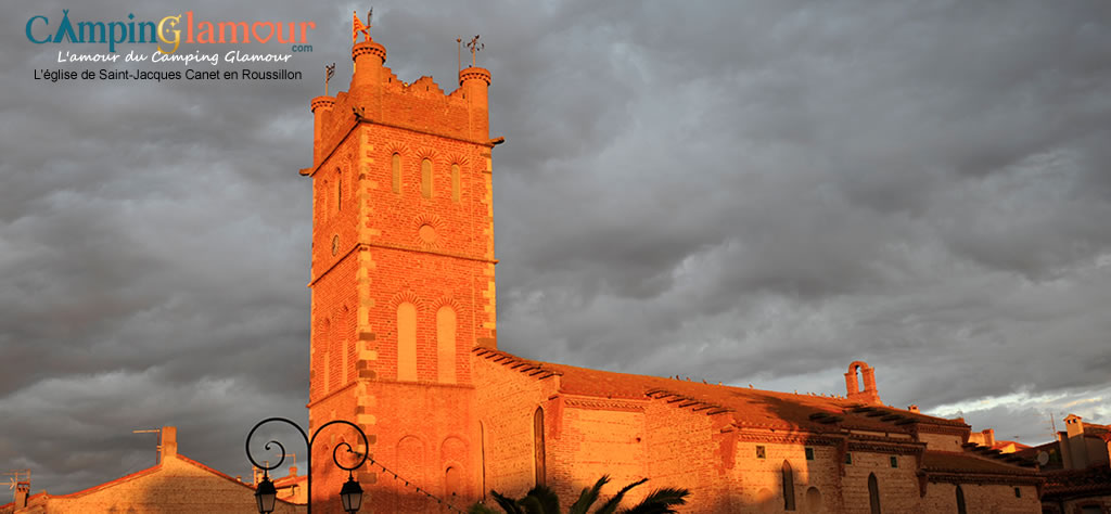 Façade en pierre et clocher de l'église historique Saint-Jacques, au cœur du village de Canet-en-Roussillon