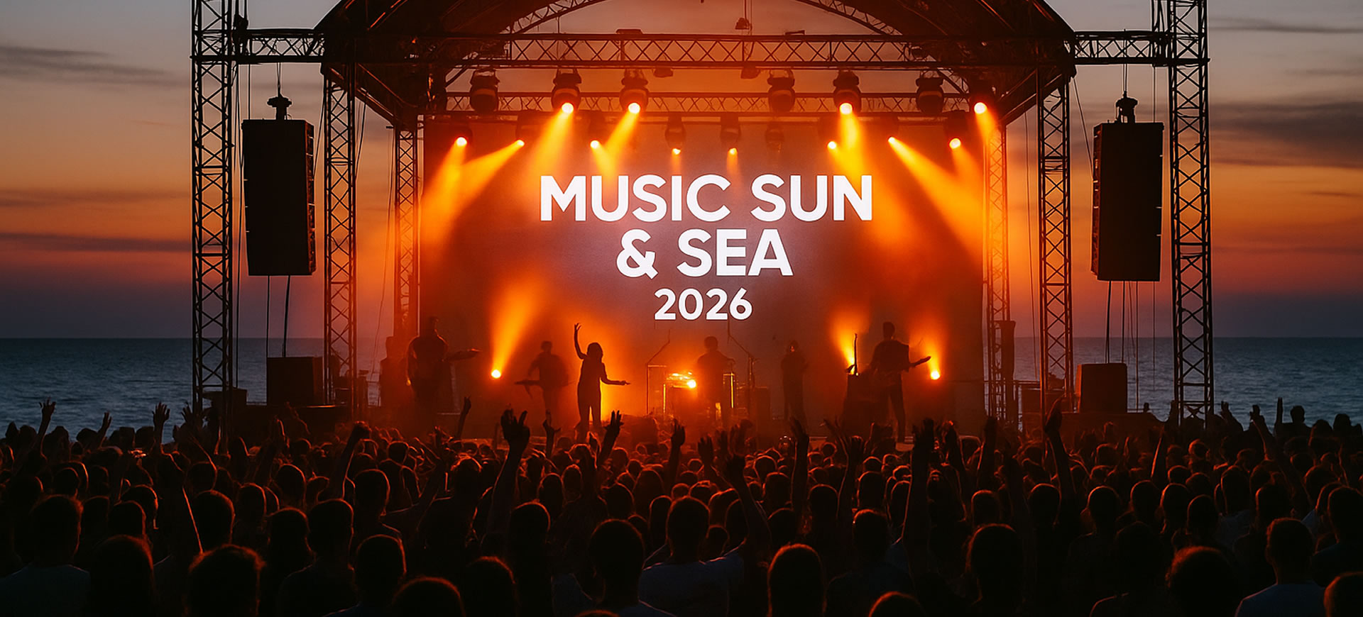 Scène illuminée du festival Music Sun & Sea 2026 à Canet-en-Roussillon, concert en bord de mer au coucher du soleil