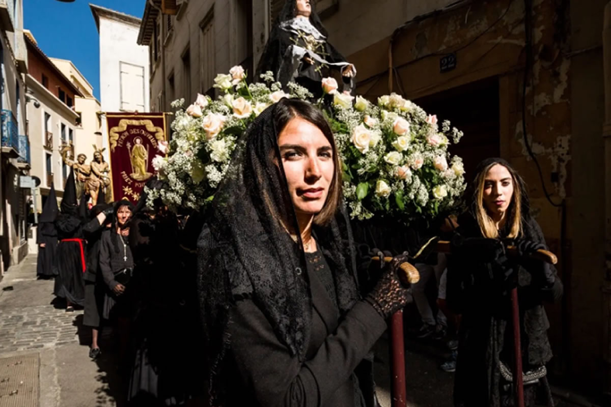 Pénitents encapuchonnés avec caparutxa pendant la Procession de la Sanch