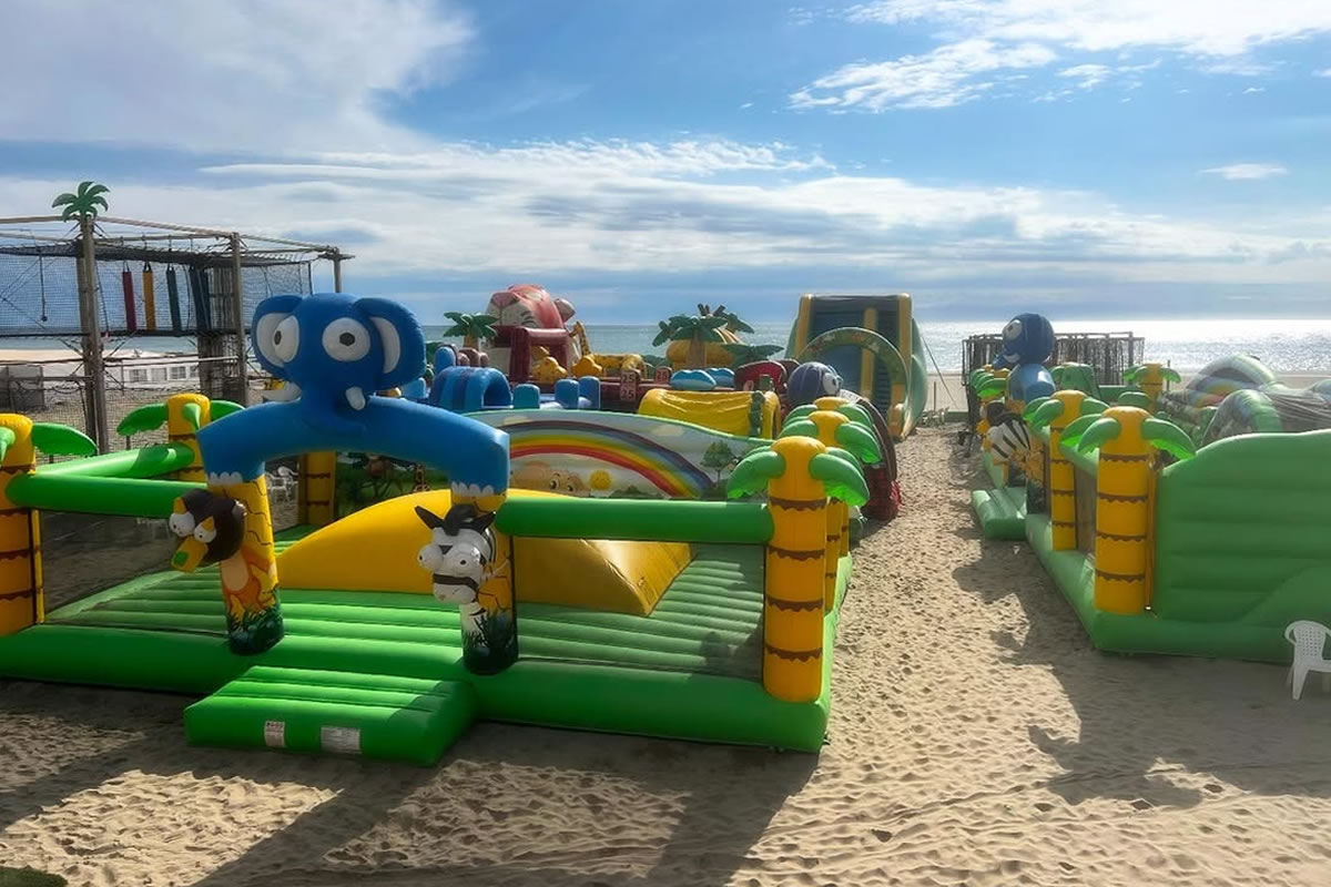 Structures gonflables du Ludo Parc à Canet-Plage avec la mer Méditerranée en arrière-plan