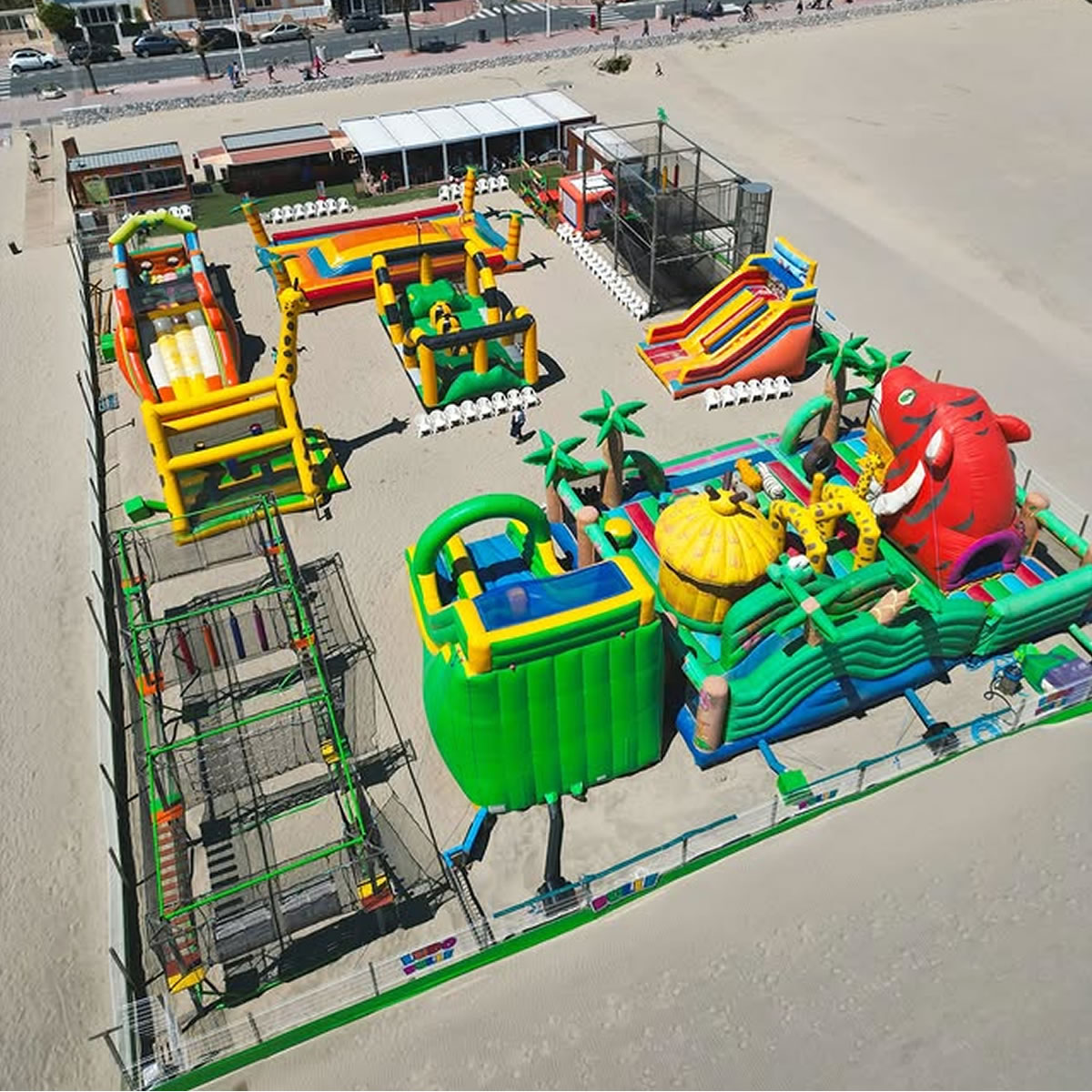 Vue complète du Ludo Parc à Canet-en-Roussillon avec structures gonflables et jeux pour enfants