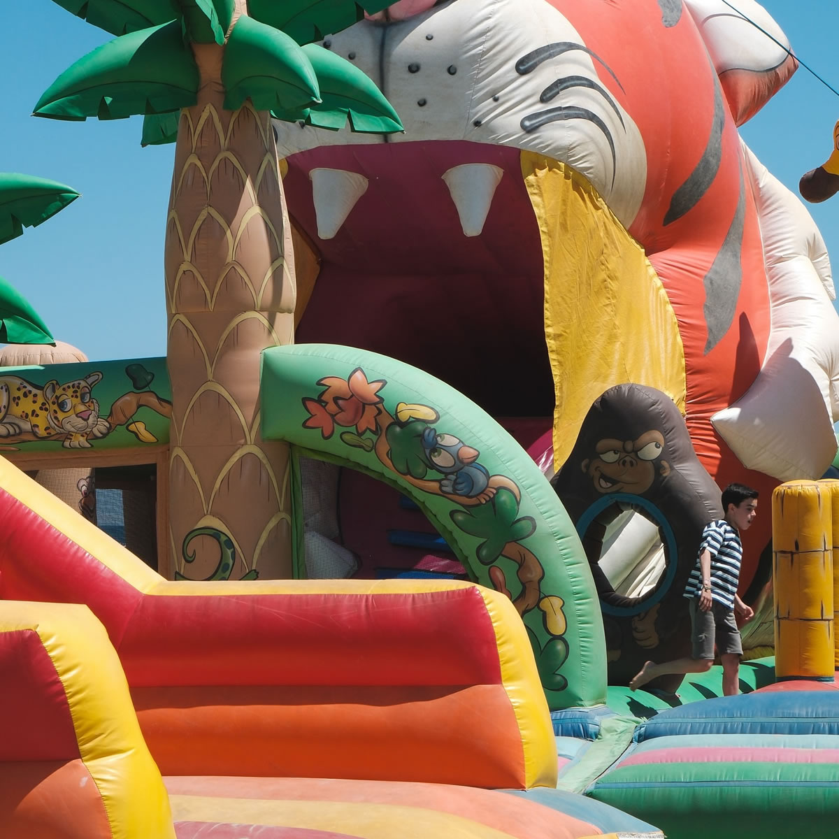 Structure gonflable en forme de tigre au Ludo Parc à Canet-en-Roussillon où les enfants peuvent sauter et jouer