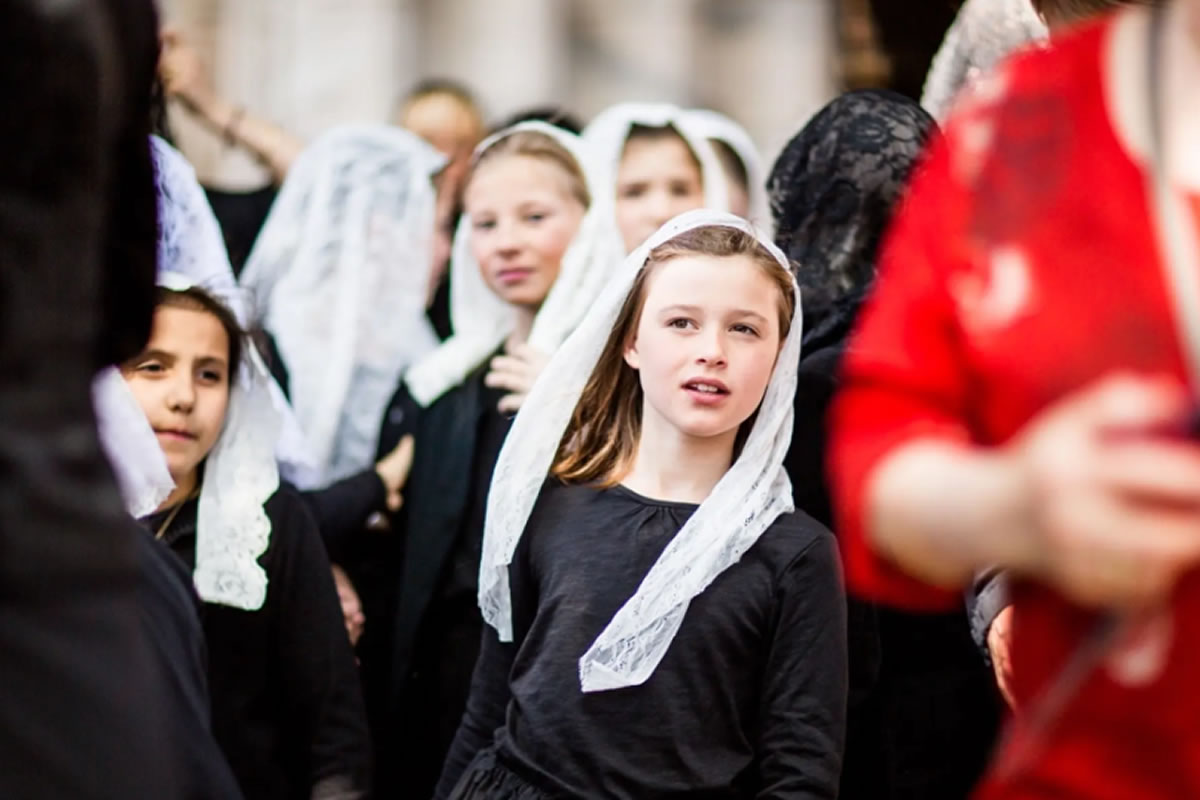 Enfants participant à la Procession de la Sanch à Perpignan pendant la Semaine Sainte