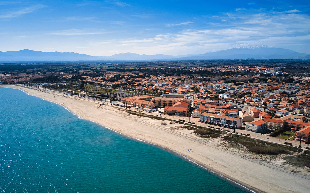 Vue aérienne de Sainte-Marie-la-Mer et de sa plage dans les Pyrénées-Orientales